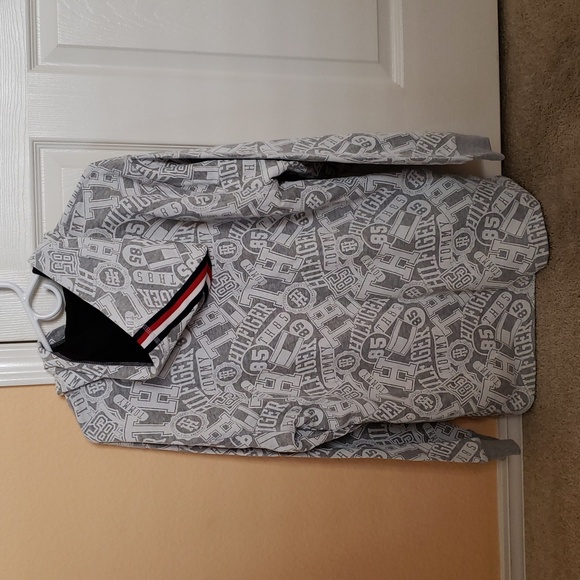 Boys Tommy Hilfiger Hoodie. New With Tag, Size XL , Color Gray. - Picture 2 of 4